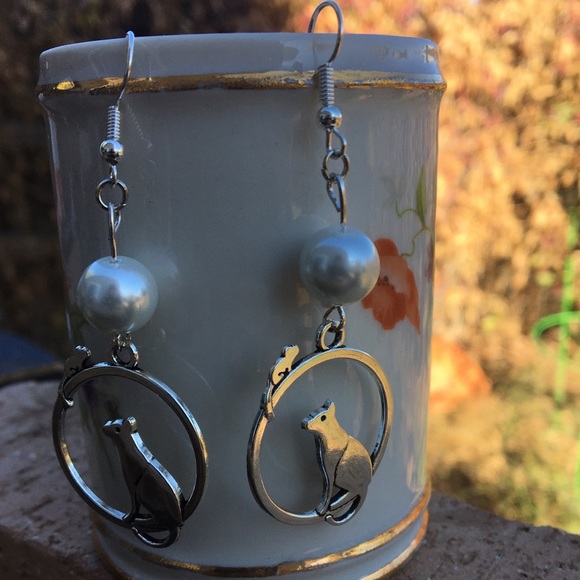 White Glass Pearl Cat and Mouse Dangle Earrings - Picture 2 of 6
